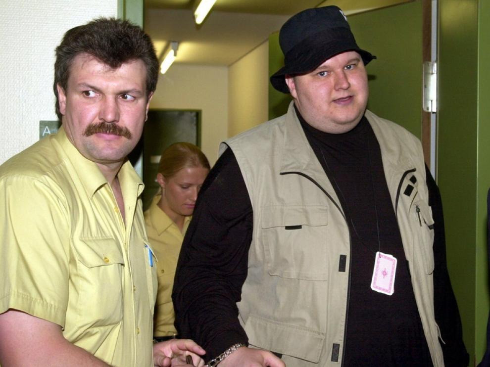 Kim Dotcom, fundador de Megaupload detenido a la derecha