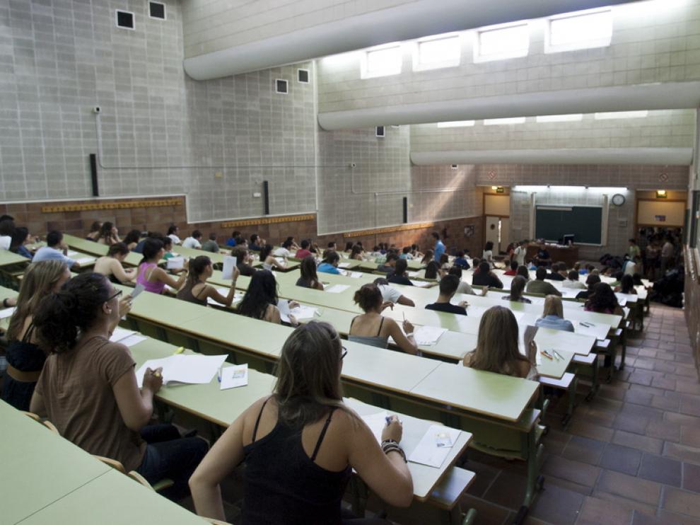 Momentos previos aun examen en la Facultad de Derecho