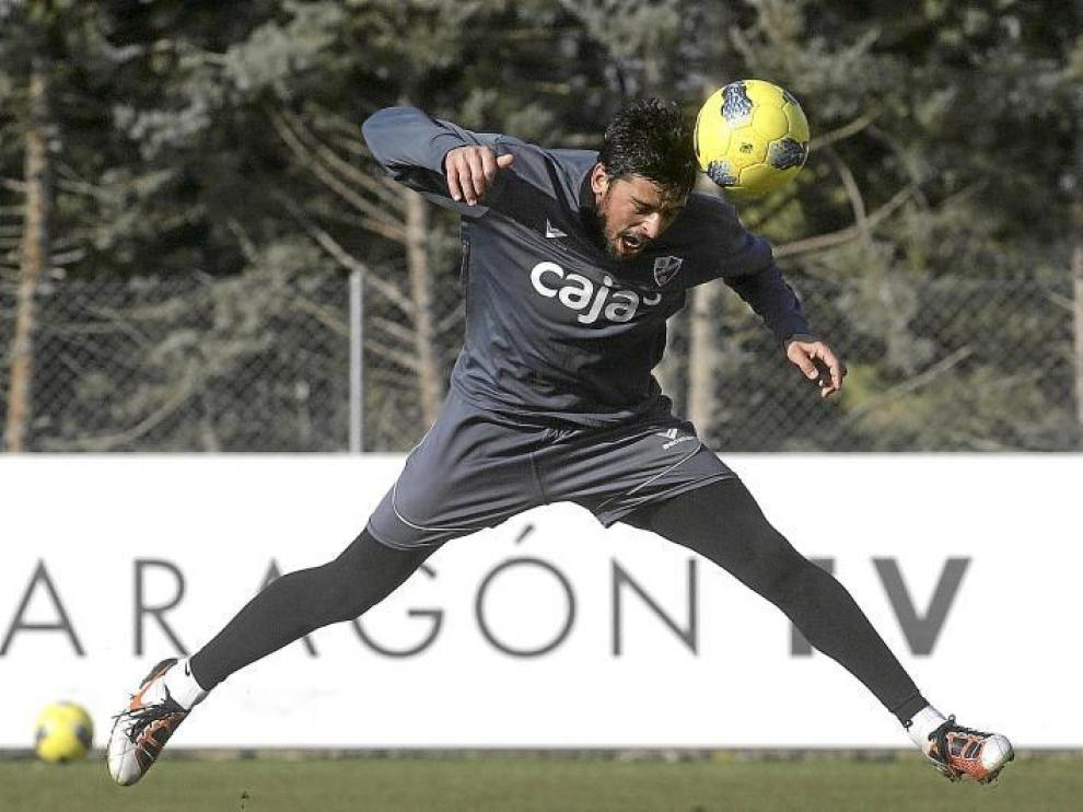 El delantero Tariq remata de cabeza en un entrenamiento en el campo del IES Pirámide.