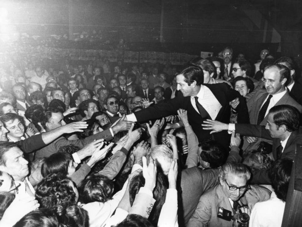 Adolfo Suárez saluda a los asistentes a un mitin de Zaragoza