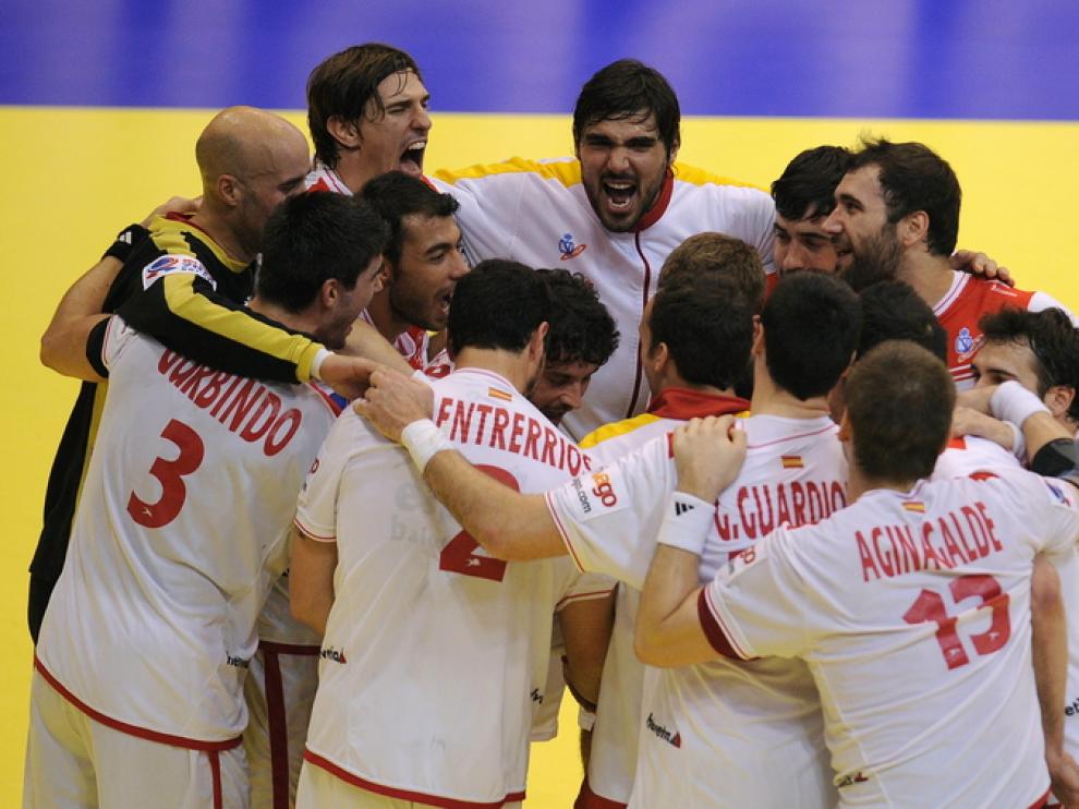 Los jugadores españoles celebran su victoria