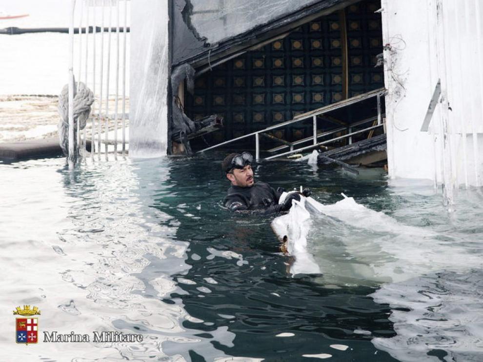 Los buzos trabajan en el 'Costa Concordia'