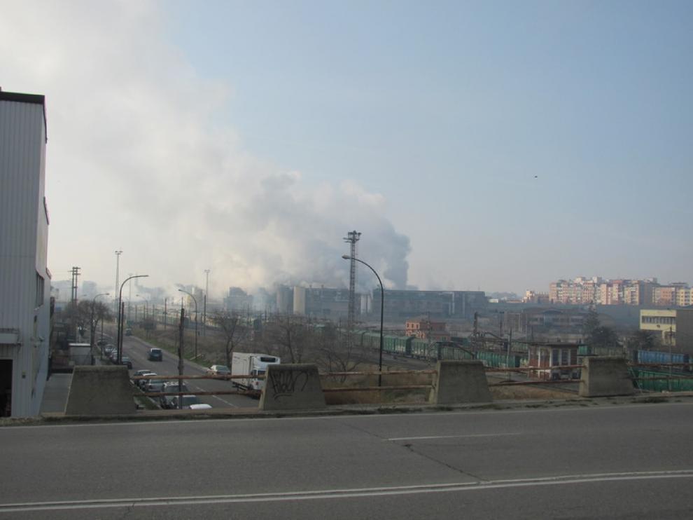 El humo sigue presente en la zona del Picarral
