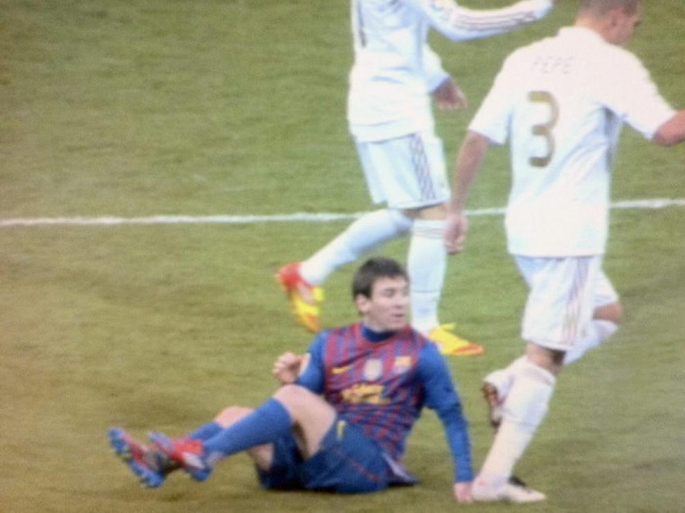 Pisotón de Pepe a Messi