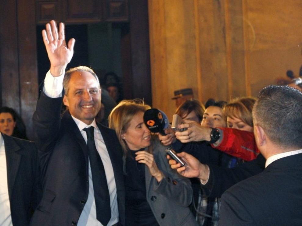 El expresidente de la Generalitat, Francisco Camps, saluda a los concentrados ante el TSJCV