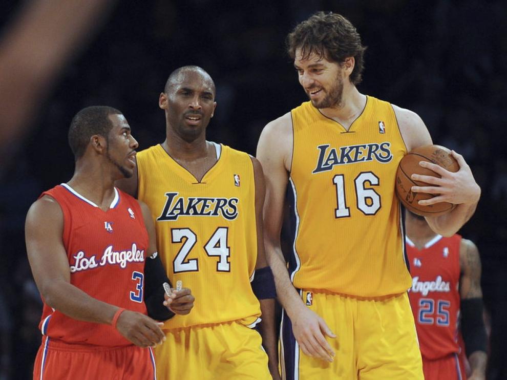 Kobe Bryant (c) y Pau Gasol (d), de Los Angeles Lakers, conversan con Chris Paul (i)
