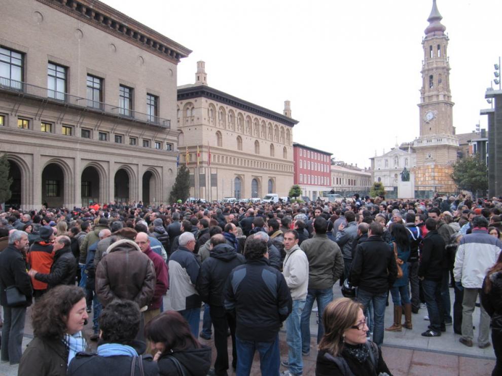Concentración de trabajadores municipales ante la puerta del Ayuntamiento