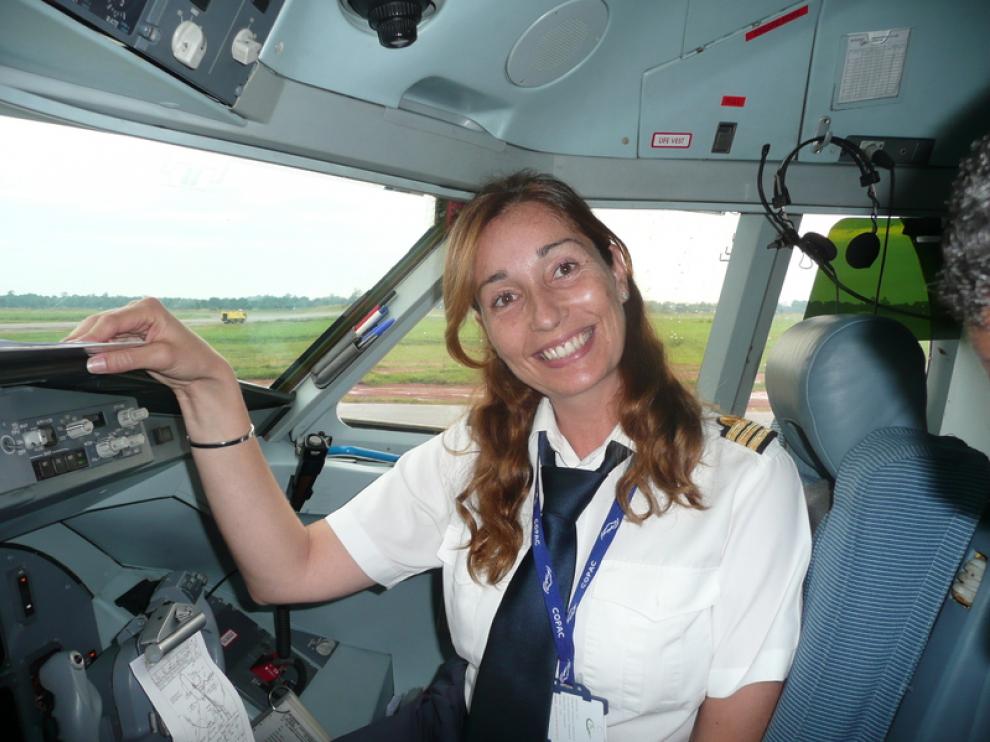 Natalia Zapater, en la cabina de un Fokker 100, antes de despegar en el aeropuerto de Libreville (Gabón)