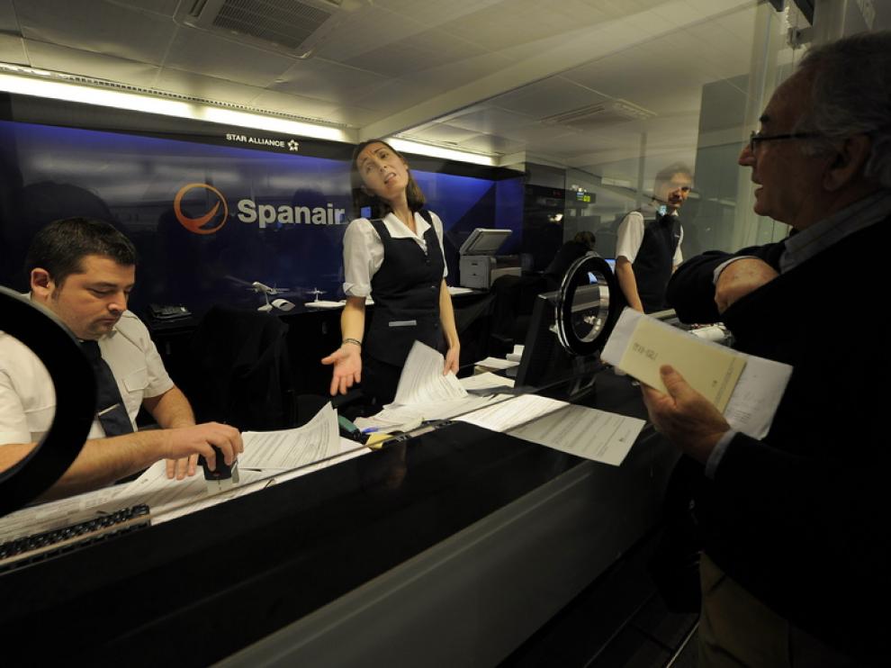 Clientes de la aerolínea se acercan a su mostrador en busca de información