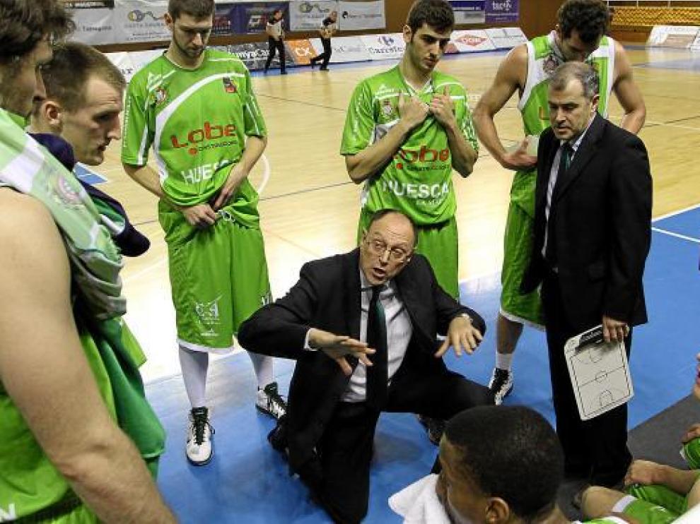 Ángel Navarro da instrucciones a sus jugadores durante un tiempo muerto.