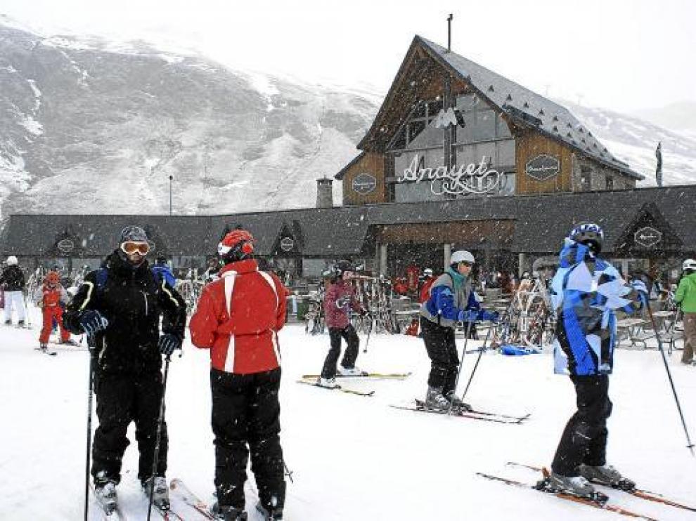 Las precipitaciones de nieve llegaron a partir del mediodía, como muestra la imagen de Formigal.
