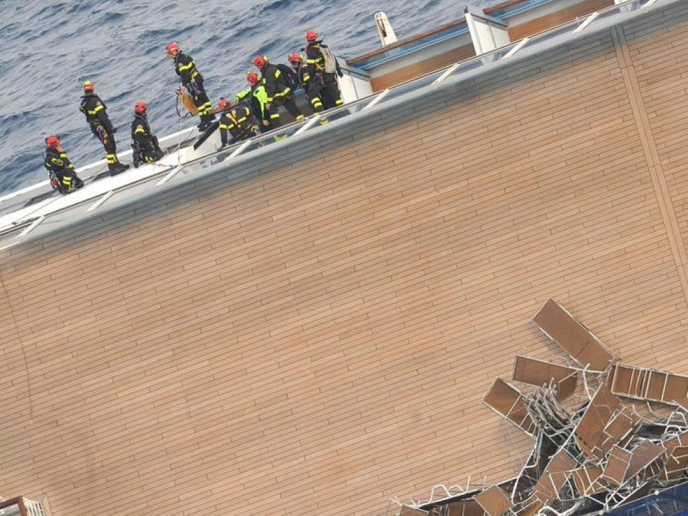 écnicos y bomberos trabajan en el Costa Concordia