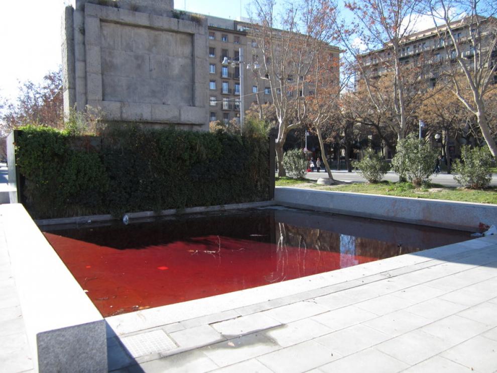Tiñen de rojo la fuente de Fernando el Católico