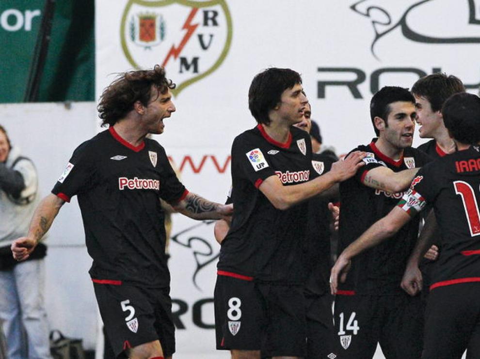 El delantero Fernando Llorente celebra su primer gol junto a sus compañeros