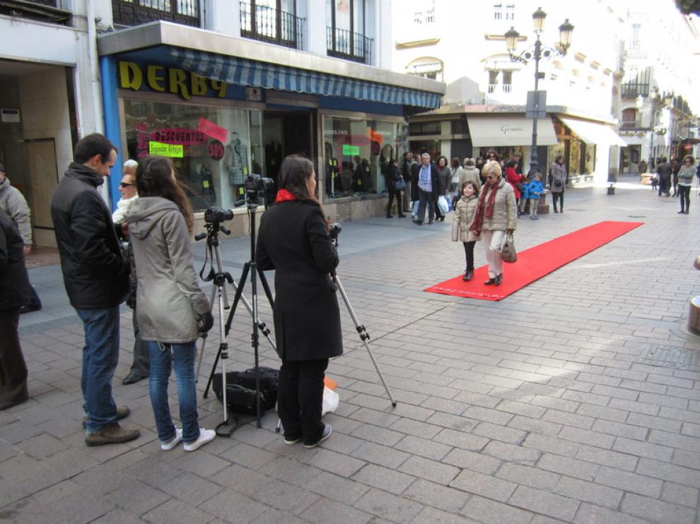 Pequeños y mayores han pasado por la alfombra