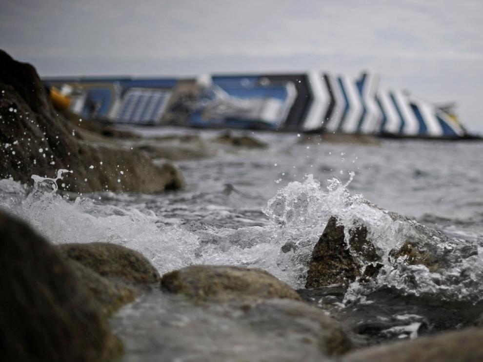 El crucero varado en la costa