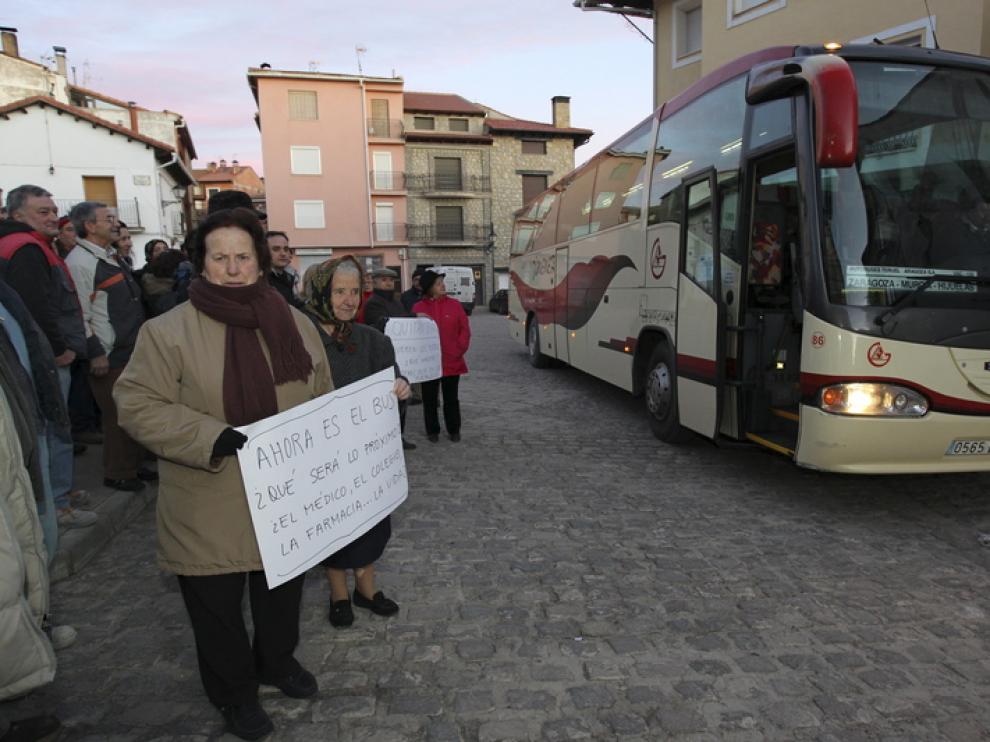 Vecinos de Bronchales protestan por la supresión de la línea de autobús de la compañía Jiménez