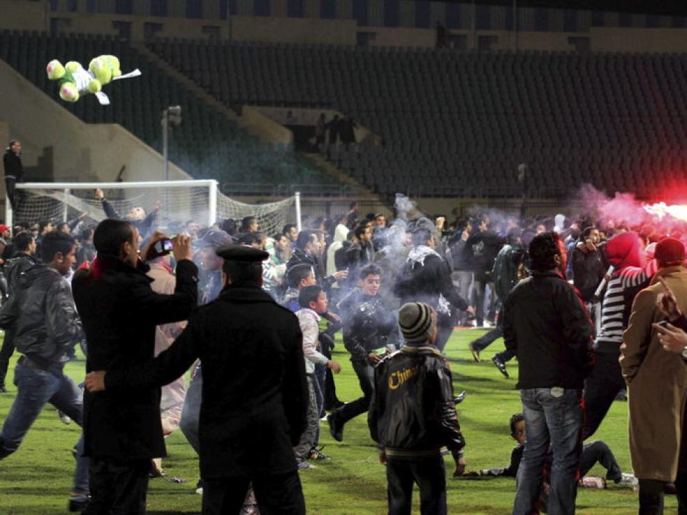 Policías y aficionados egipcios se enfrentan en el estadio de Port Said