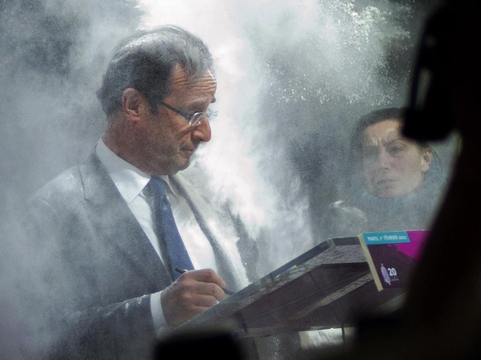 Hollande, en la imagen donde le embadurnan con harina