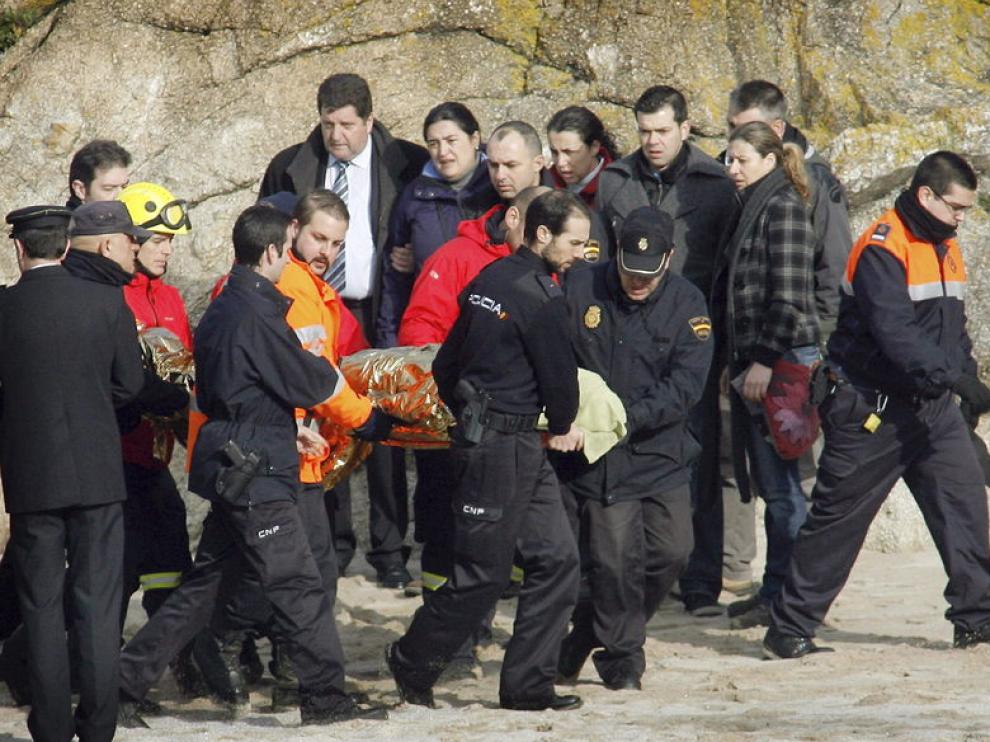 Traslado del cuerpo del policía localizado en la playa