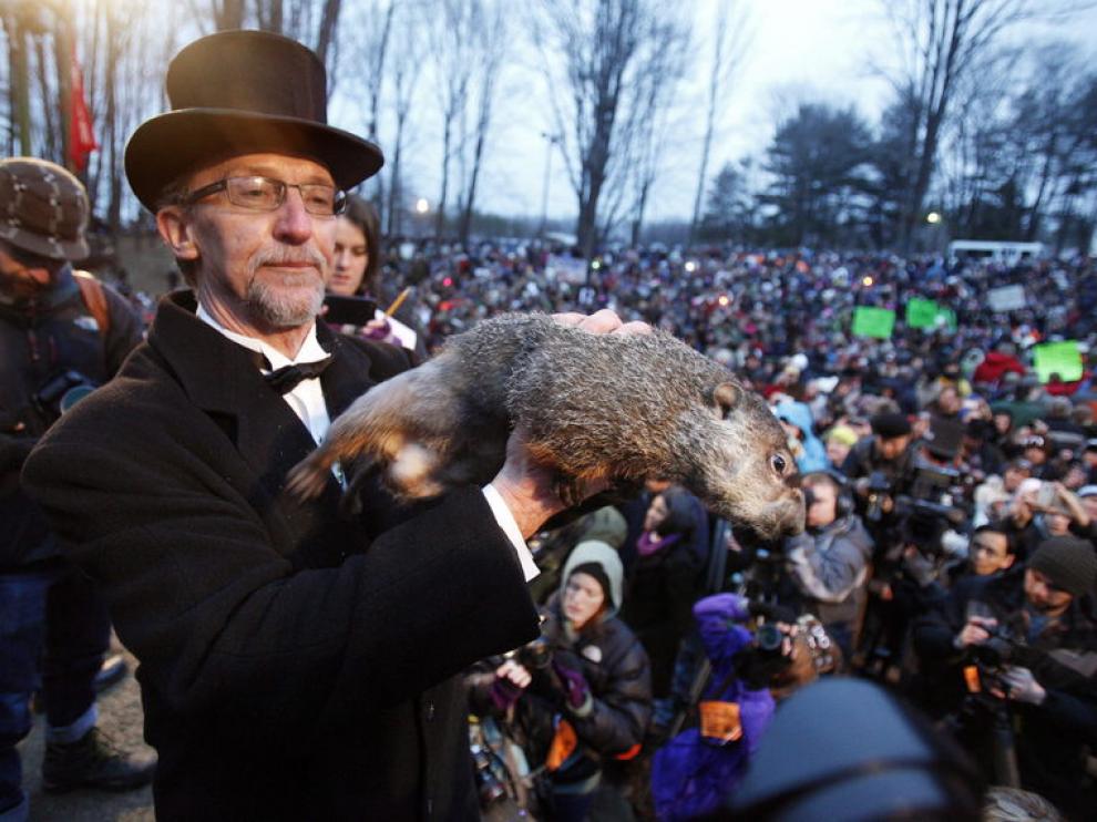 La marmota Phil despierta prediciendo más invierno