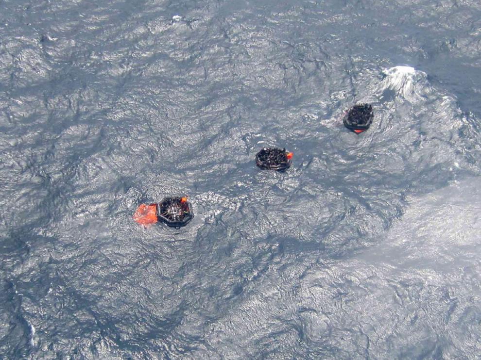 Vista aérea de las víctimas del naufragio a bordo de un bote salvavidas.