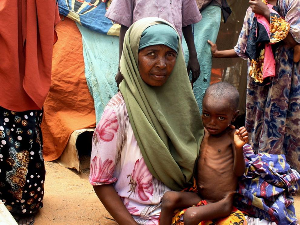 Una mujer con un niño en Somalia.