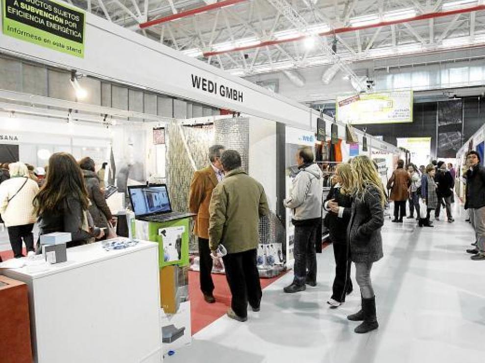Visitantes en una zona de 'stands' de Expo Huesca, ayer por la mañana.
