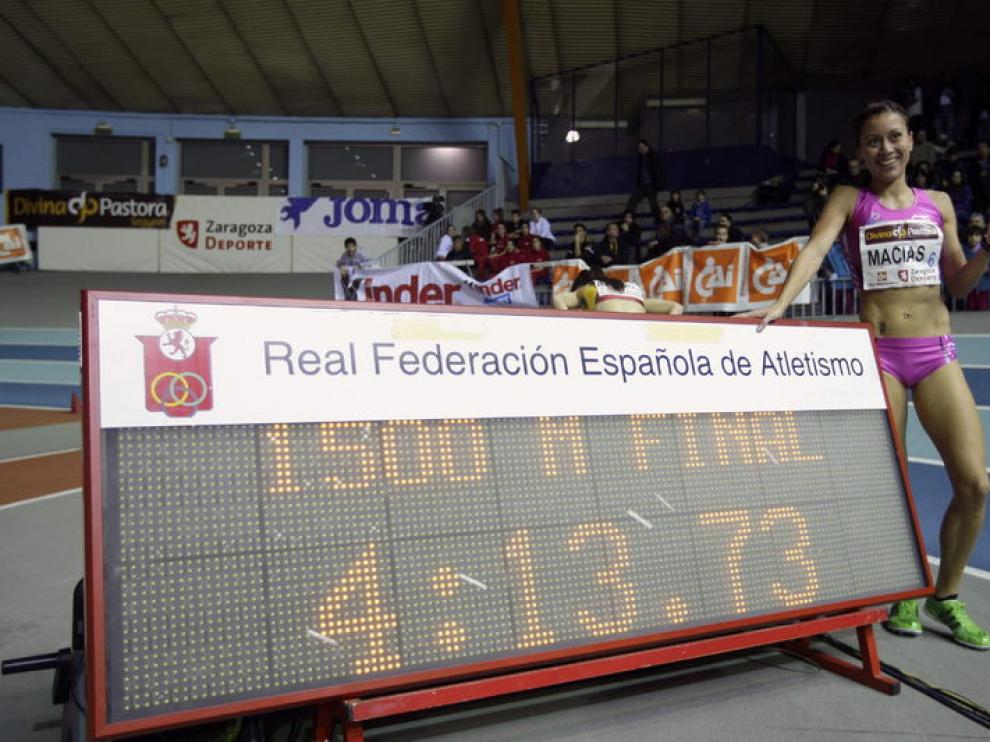 Isabel Macías posa con su marca lograda en 1.500