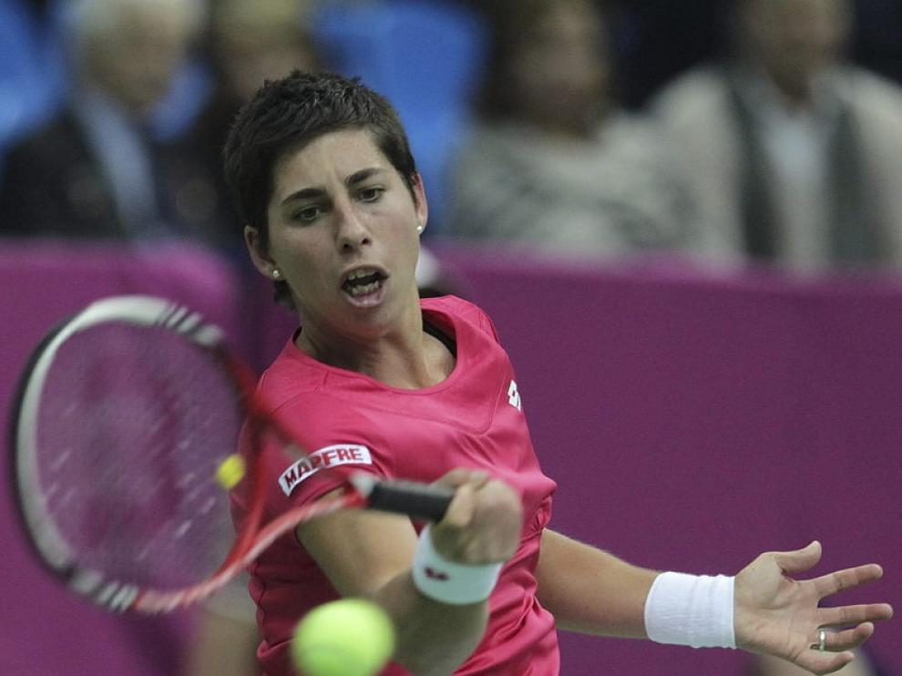 La española Carla Suárez devuelve la pelota a la rusa Svetlana Kuznetsova