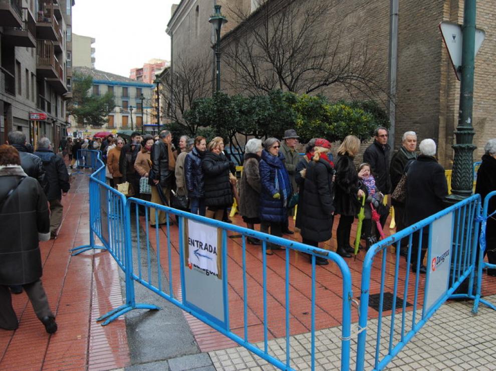 Fila junto a la iglesia del Portillo