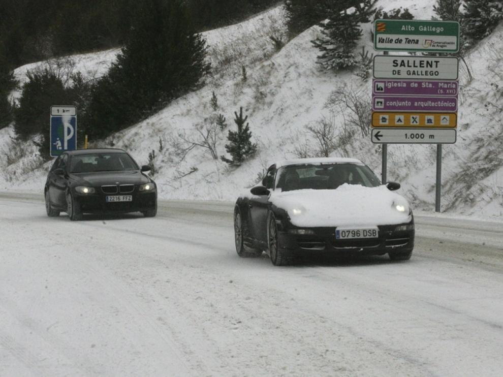 Imagen de una carretera con nieve en Sallent de Gállego.