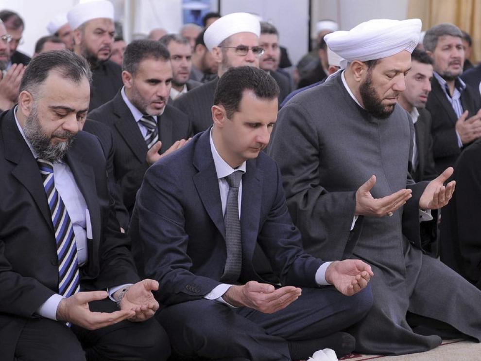 Imagen de Al Asad orando, cedida por la agencia Saná