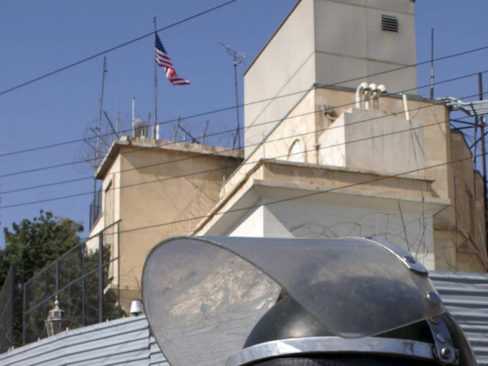 Soldados sirios hacen guardia frente a la Embajada de los Estados Unidos en Damasco