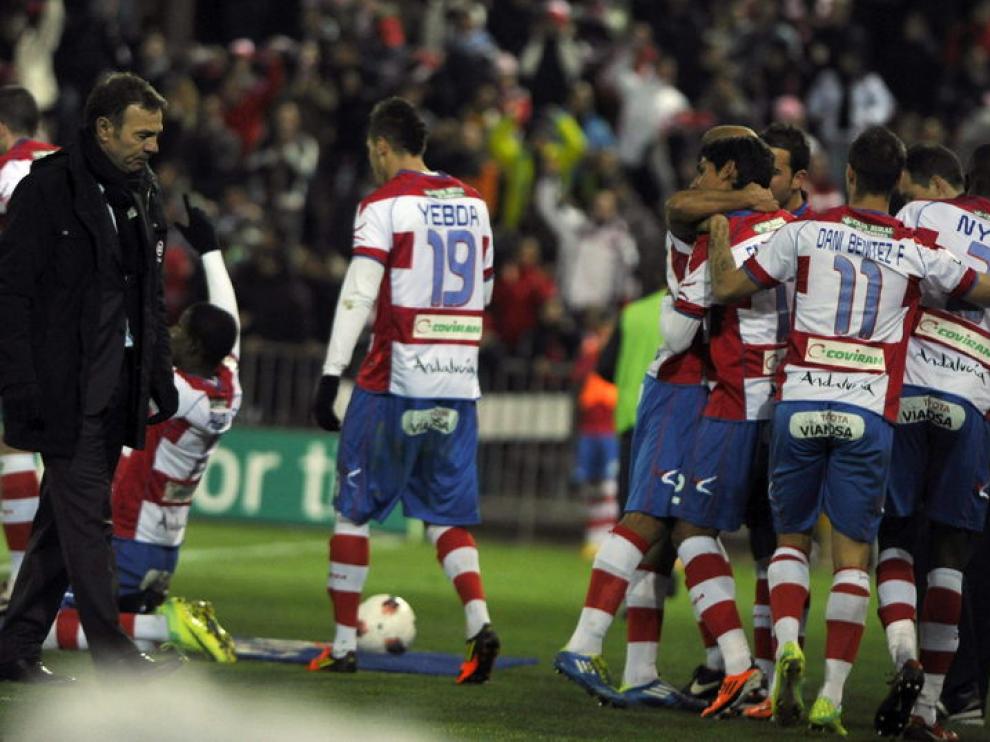 Los jugadores del Granada celebran su primer gol.