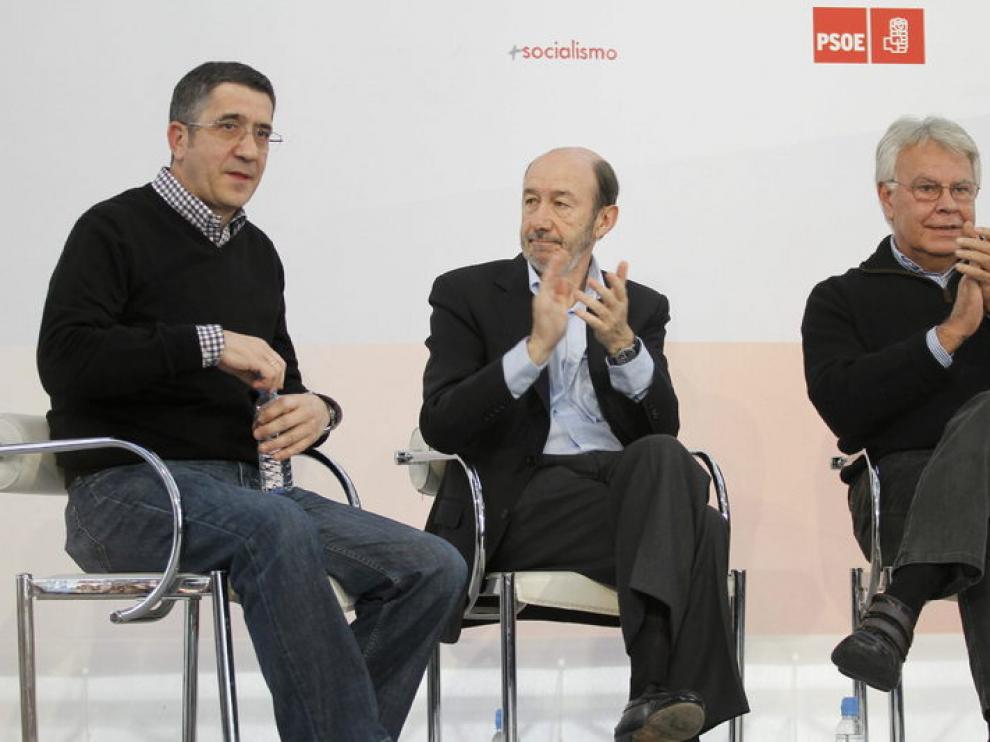 Patxi López con Alfredo Pérez Rubalcaba y Felipe González