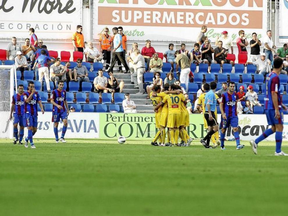 Los jugadores del Alcorcón celebran uno de los goles que marcaron en el choque del Alcoraz en la primera vuelta.