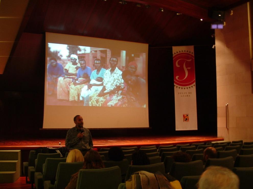 Proyección del documental contra la mutilación genital femenina.