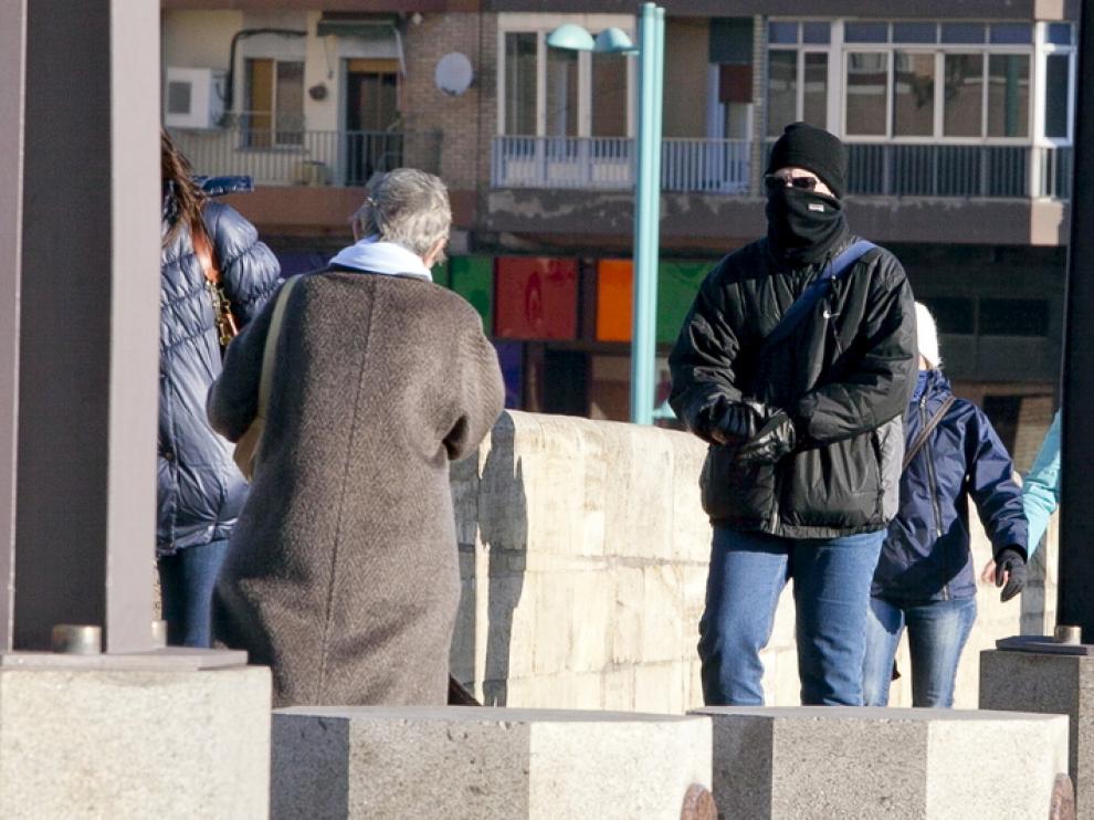 Las bufandas y guantes ayudaban este martes a luchar contra el frío en Zaragoza