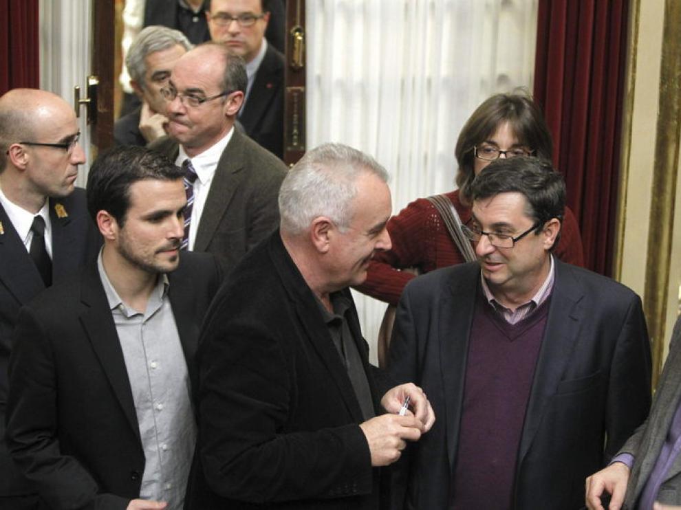 El líder de IU, Cayo Lara, regresa al congreso después de las palabras leídas por el Presidente del Congreso.