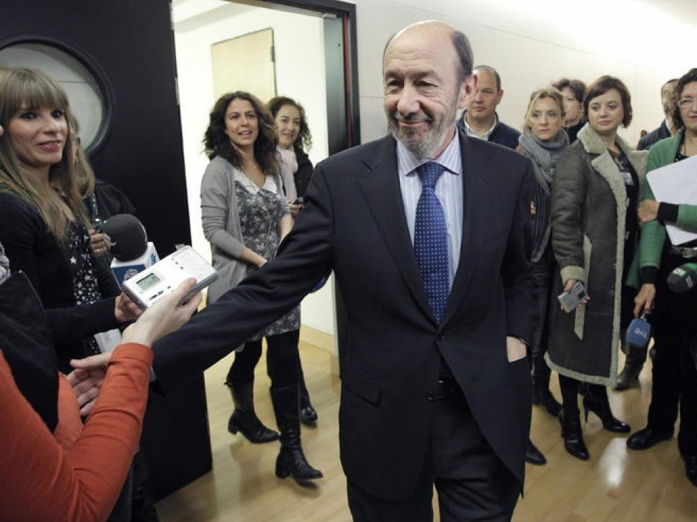 Rubalcaba preside por primera vez la reunión del grupo parlamentario socialista.