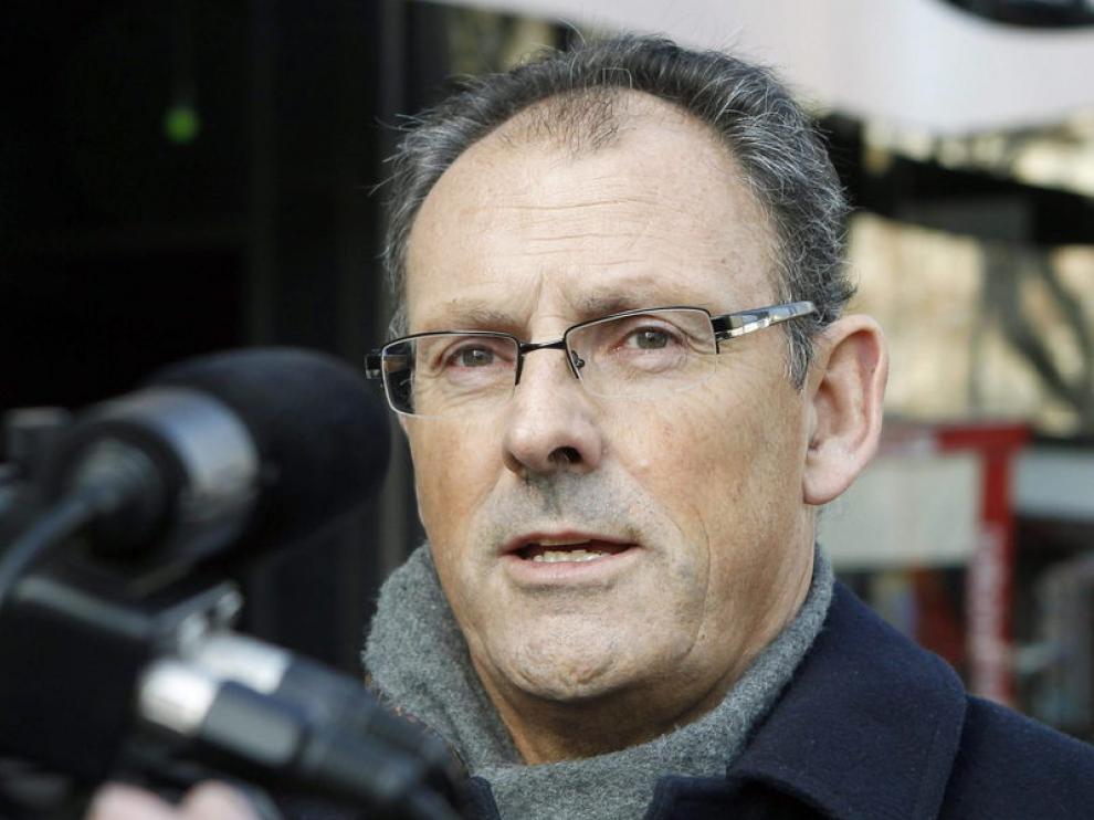 El abogado de Iñaki Urdangarin, Mario Pascual Vives, atiende a los medios.