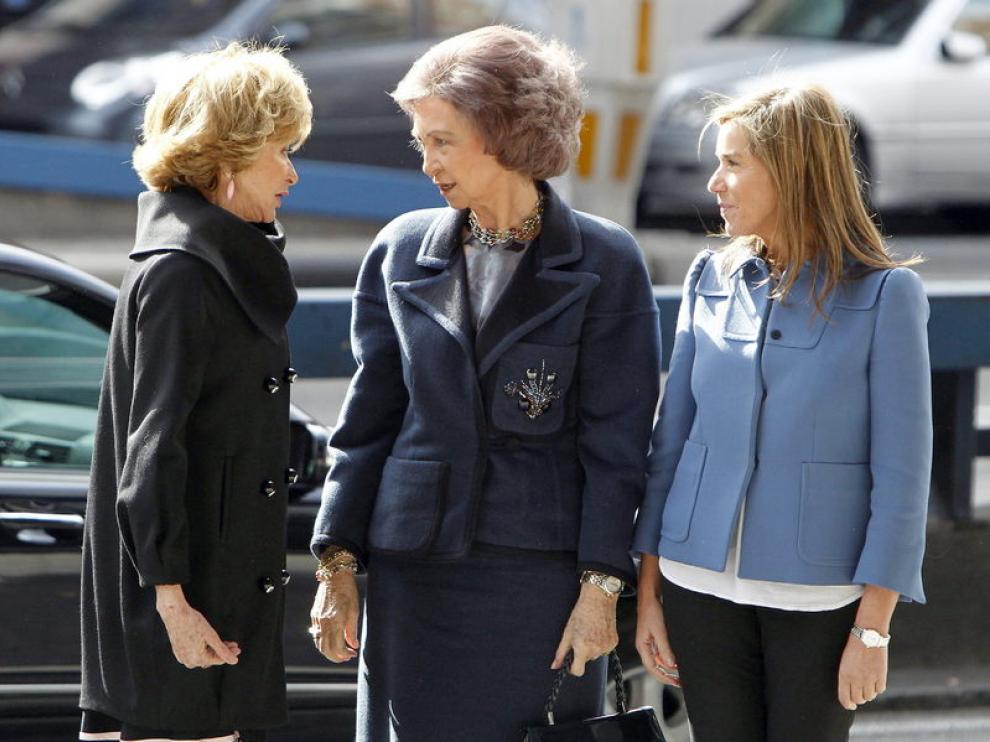 La reina, con De la Vega y Ana Mato