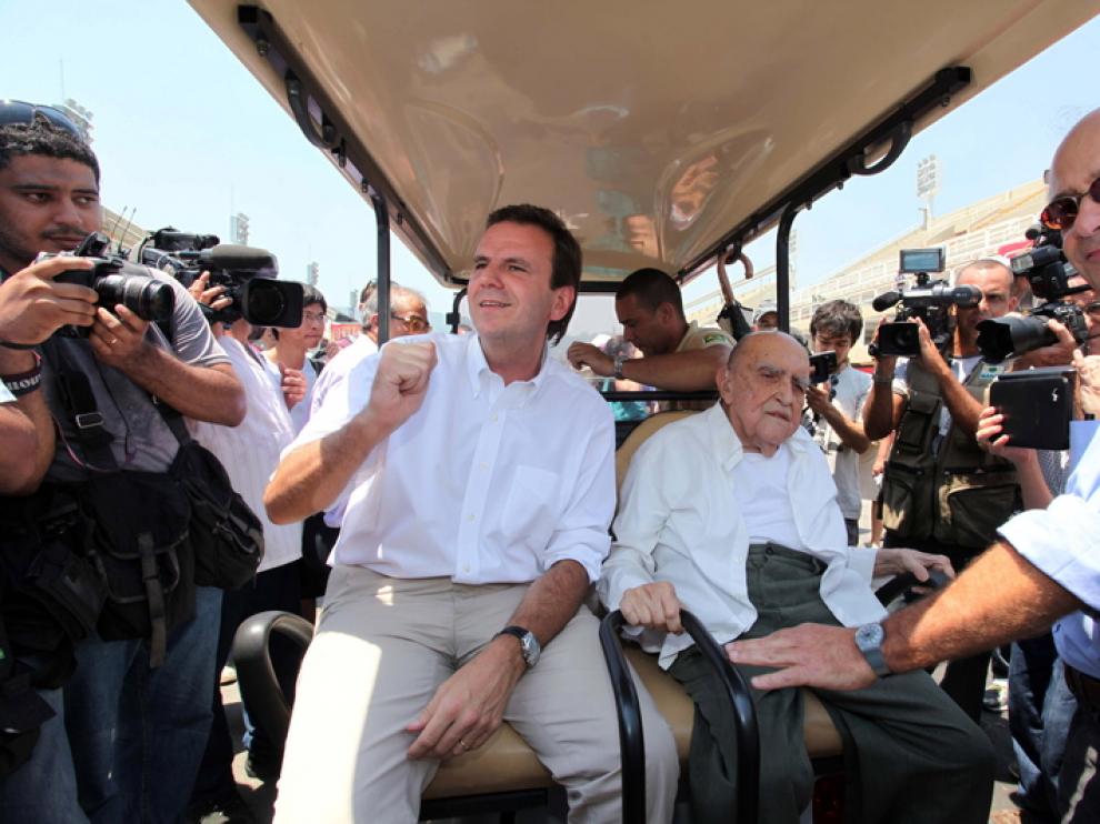Niemeyer visita la obras del sambódromo de Río