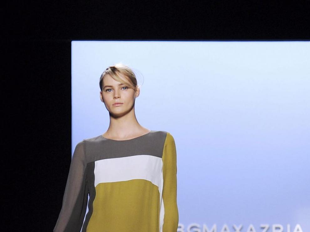 Una modelo desfila por la pasarela con un diseño de la colección para el próximo otoño e invierno.