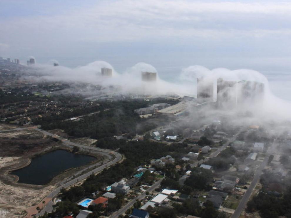 Un 'tsunami' de nubes arrolla los rascacielos de Miami