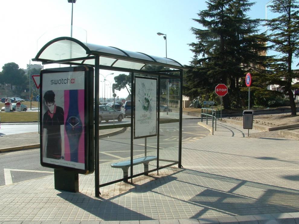 En la imagen, parada de autobús urbano del hospital San Jorge de Huesca, una de las de más difícil acceso para personas de movilidad reducida.