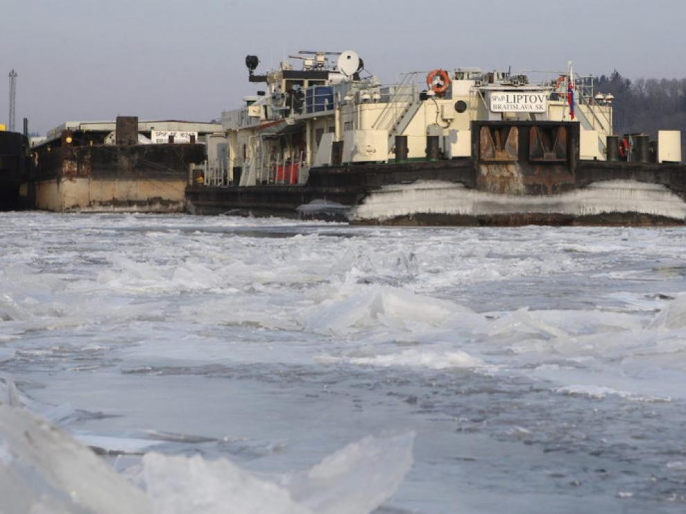 Un barco atascado en el hielo del Danubio