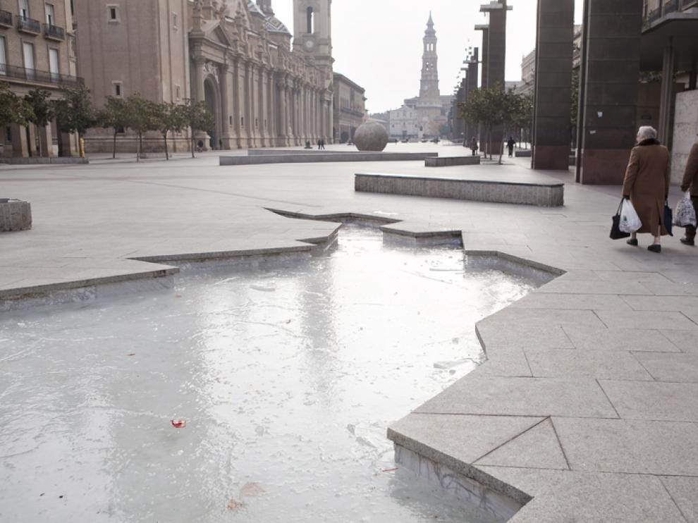 El frío heló las fuentes de Zaragoza esta semana