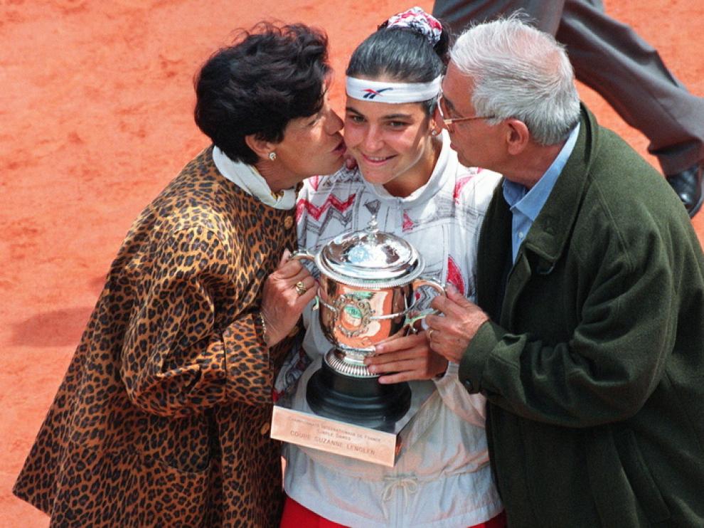 Arantxa Sánchez Vicario, con sus padres